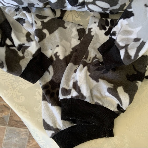 ONSIE by Cat & Jack. Unisex Wolf Camo print, with Wolf mask as a hood. SUPERFUN! - Picture 5 of 7